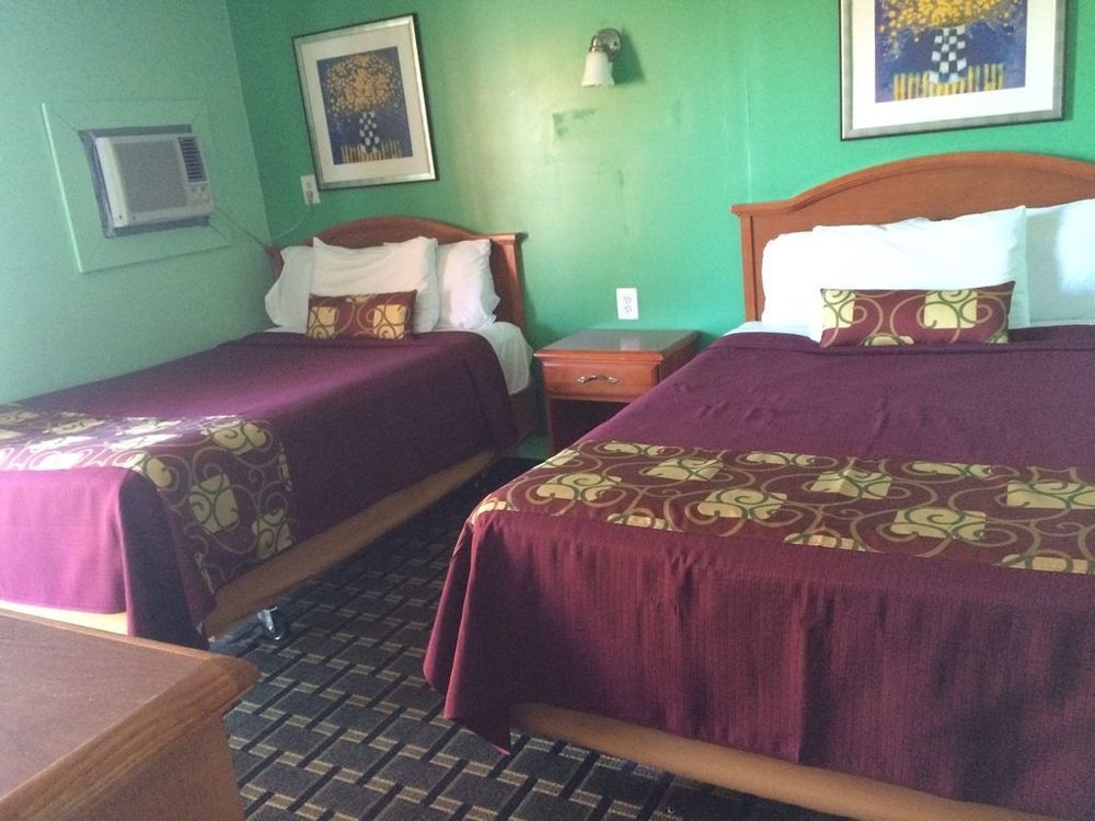 Sleep-Ees Inn, Saginaw & Frankenmuth Стая снимка