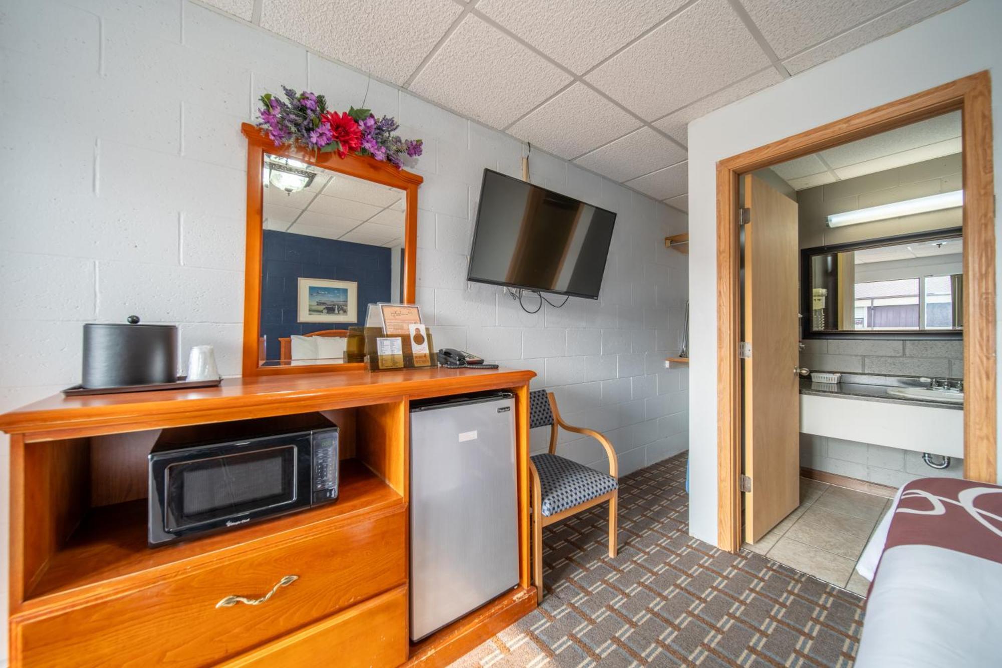 Sleep-Ees Inn, Saginaw & Frankenmuth Екстериор снимка