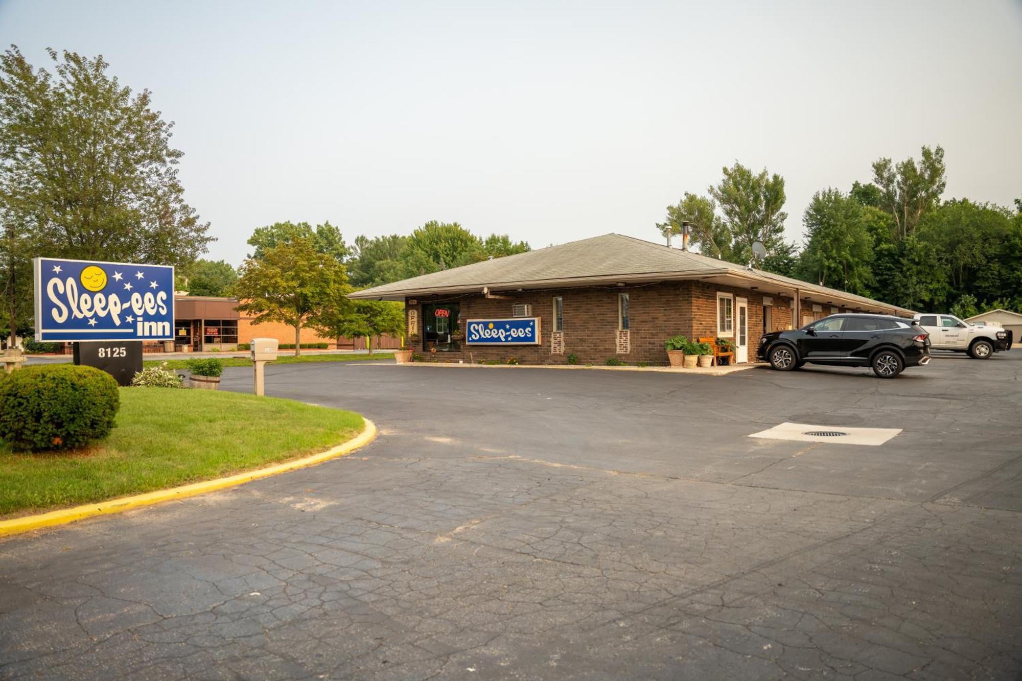 Sleep-Ees Inn, Saginaw & Frankenmuth Екстериор снимка