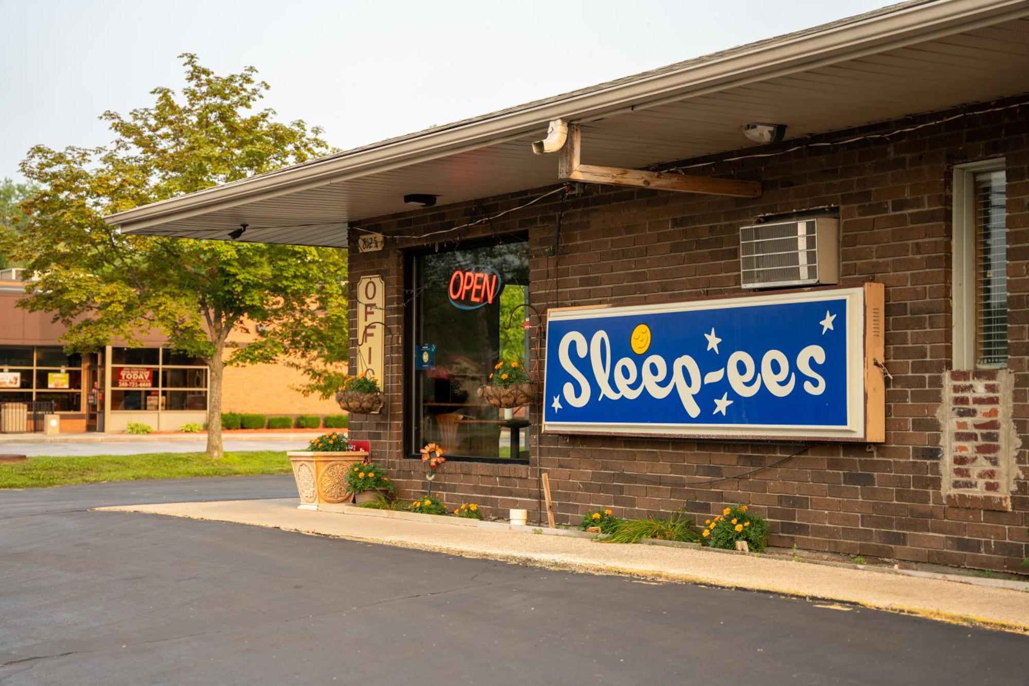 Sleep-Ees Inn, Saginaw & Frankenmuth Екстериор снимка