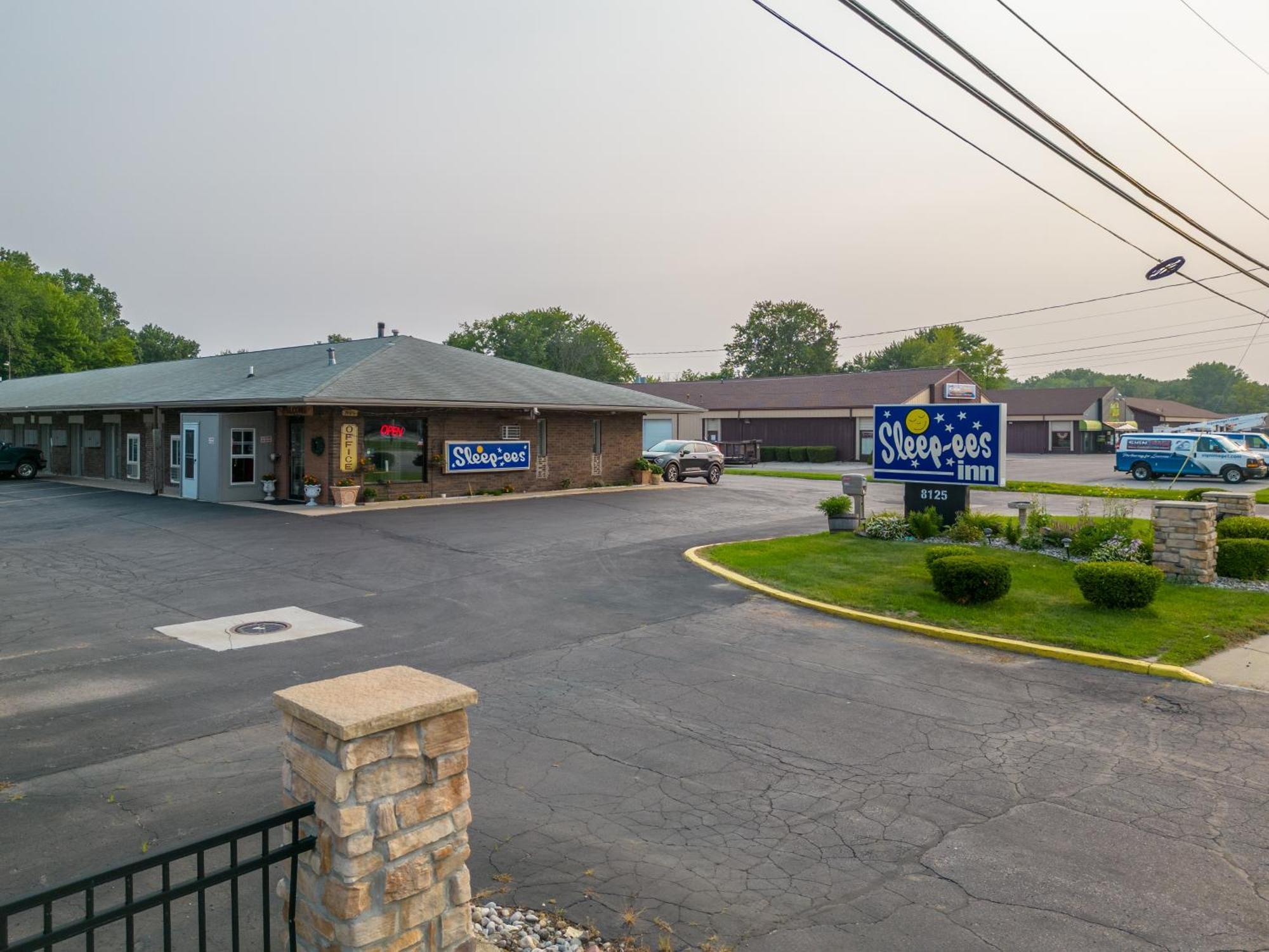 Sleep-Ees Inn, Saginaw & Frankenmuth Екстериор снимка