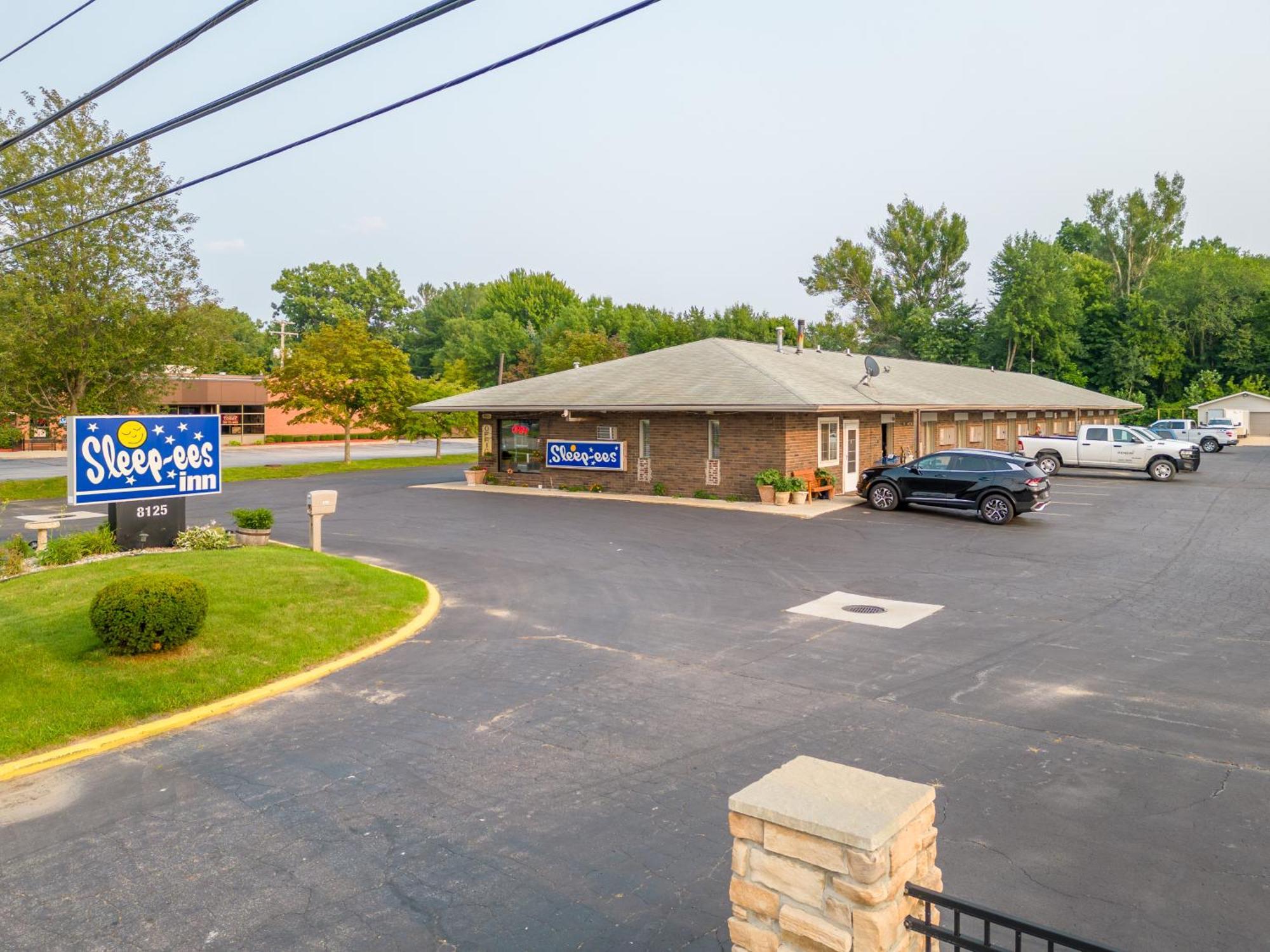 Sleep-Ees Inn, Saginaw & Frankenmuth Екстериор снимка