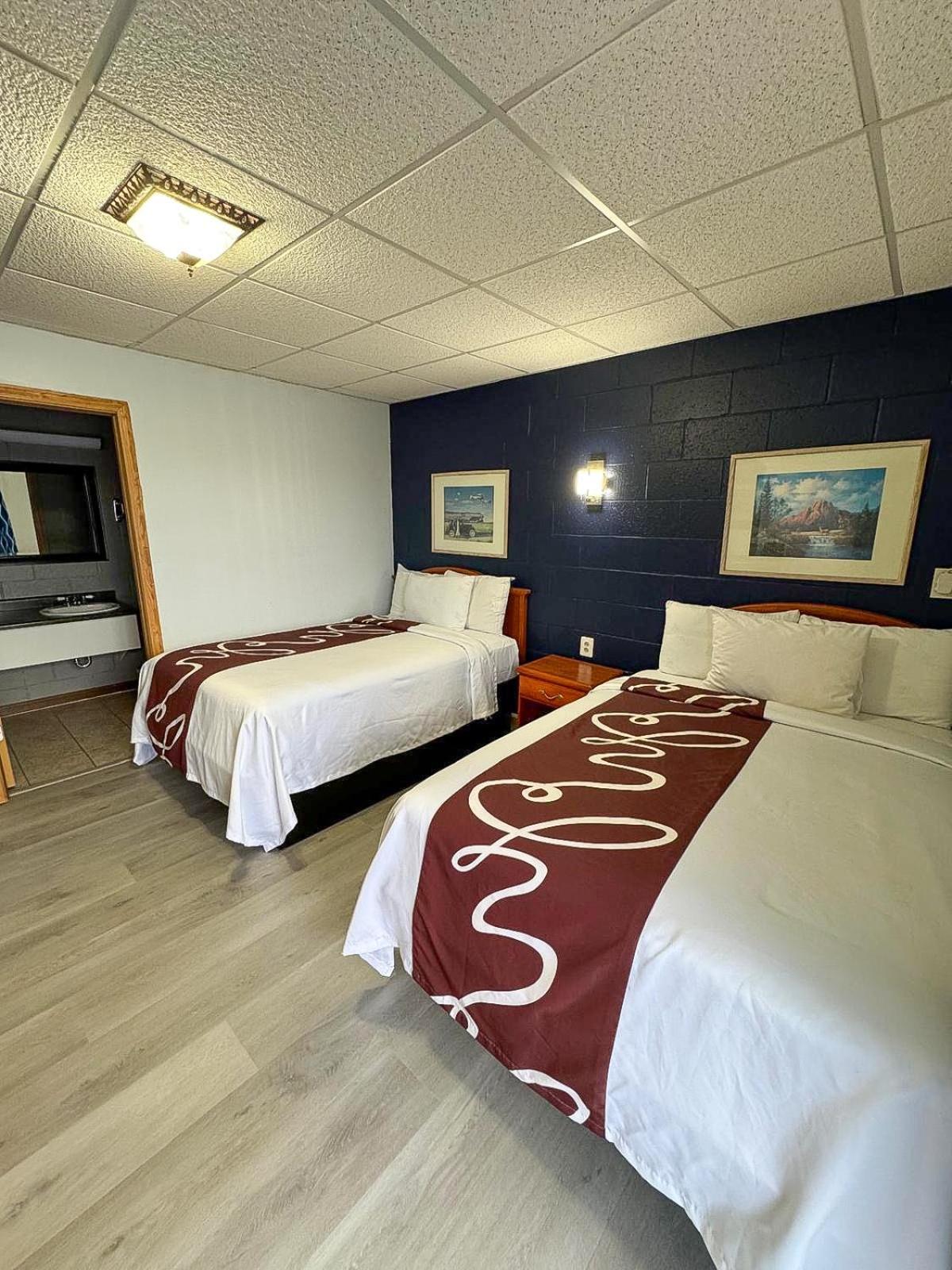 Sleep-Ees Inn, Saginaw & Frankenmuth Екстериор снимка